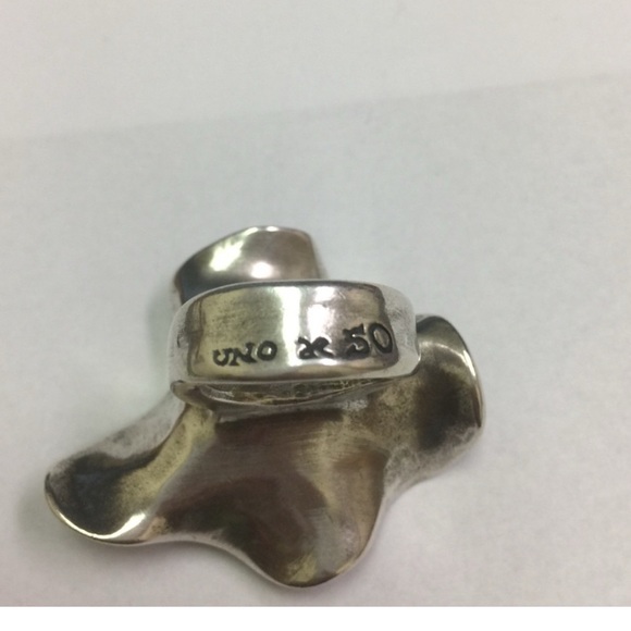 Uno de 50 Medium Flower Ring in Silver - Picture 4 of 4